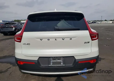 2025 Volvo Xc40 Plus z USA, uszkodzony, nr VIN YV4L12UE9S2517944